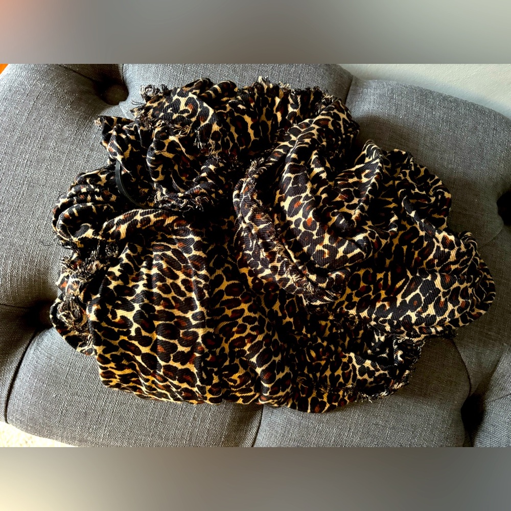 NWT APT 9 Leopard Scarf
